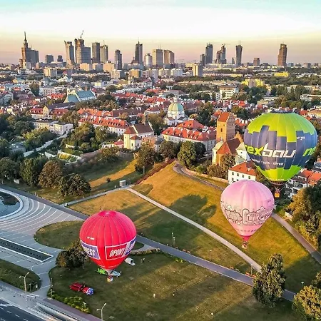 Red Centrum: Panoramic City Views with High-Speed Wi-Fi and Smart Entertainment Warsaw Exterior photo