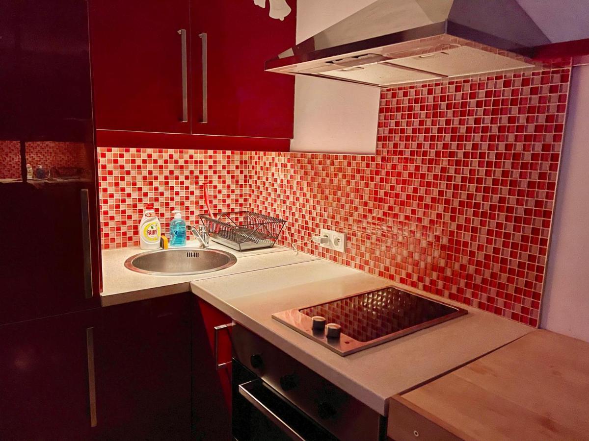Red Centrum: Panoramic Views With High-speed Wi-fi And Smart Entertainment Apartment